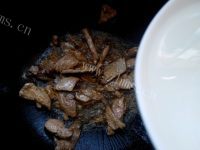 家常菜芹菜木耳炒肉做法图解5)