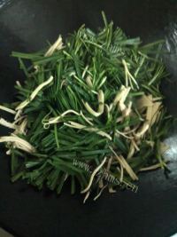 诱人的韭菜炒千张做法图解3)
