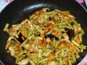 酸豆角炒五花肉做法图解6)