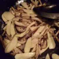 营养鲜笋蘑菇排骨汤的做法图解二
