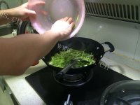 家常菜芹菜炒肉做法图解5)