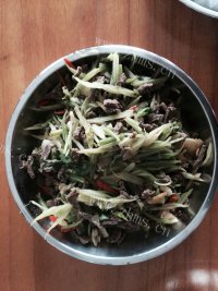 色香味俱全的芹菜炒牛肉做法图解7)