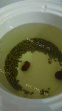 美味海带绿豆排骨汤做法图解4)