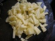 色泽不错的菠萝炒鸡腿肉做法图解7)