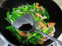 家常菜蒜薹炒肉丝做法图解9)