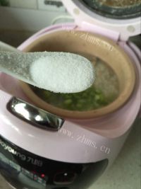 营养的瘦肉香菇粥做法图解5)