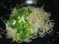 家常韭菜炒豆芽做法图解4)