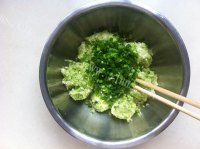 ”家庭式“西葫芦鸡蛋火腿包子做法图解8)