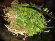 美味豆芽炒韭菜做法图解10)