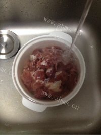 热腾腾的炖牛肉做法图解1)