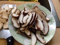 家常菜香菇炒荷兰豆做法图解3)