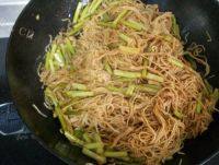 蒜苔肉丝焖面做法图解13)