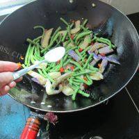最爱的豆角炒茄子做法图解9)