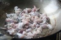 诱人的泡椒牛蛙做法图解8)