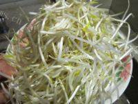 家常的豆芽炒肉做法图解1)