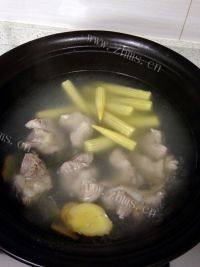 「经典美食」玉米笋山药脆骨汤做法图解6)