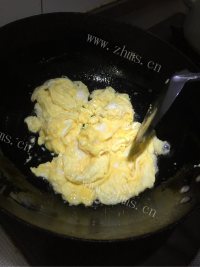 喷香的金针菇炒鸡蛋做法图解3)