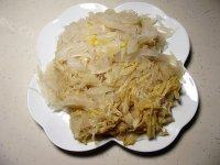 回味无穷的酸菜炒粉丝做法图解2)