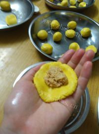 美味芝麻花生团子做法图解13)