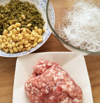 鲜美的酸豆角炒肉末粉丝做法图解1)