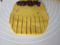 美味的毛毛虫豆沙面包做法图解7)