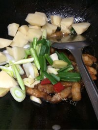 家常菜土豆红烧肉做法图解9)