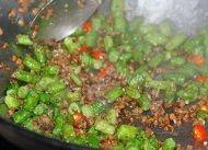 美味肉末炒豆角做法图解4)
