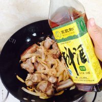 可口的酸菜排骨做法图解7)