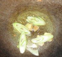 口感饱满的青椒炒豆皮做法图解4)
