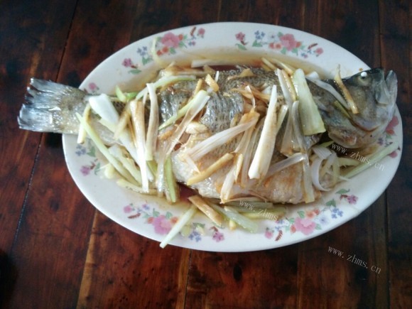 珍馐美味的清蒸鲈鱼