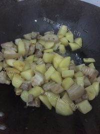 家常菜五花肉焖土豆做法图解3)
