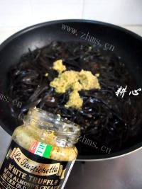 白松露酱炒墨鱼汁意粉做法图解11)