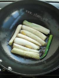 唇齿留香的葱焅鲫鱼做法图解4)