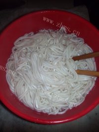 诱人的西红柿鸡蛋面做法图解4)