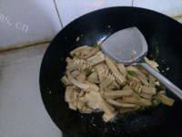 简易的豆腐炒肉做法图解7)