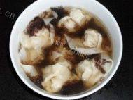 自己做的香菇鸡肉馄饨