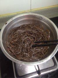 好吃的凉拌蕨根粉丝做法图解3)