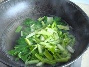 芹菜炒腊肉做法图解1)