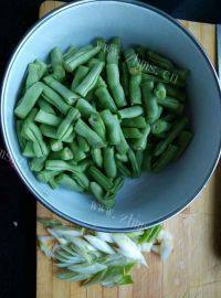 家常菜干煸豆角做法图解1)
