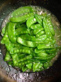 美味的蒜蓉荷兰豆做法图解6)
