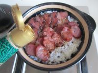 美味的腊味煲仔饭做法图解9)