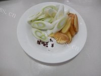 喷香红枣香菇焖猪蹄做法图解3)