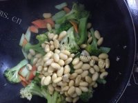 清香的西兰花炒黄豆做法图解7)
