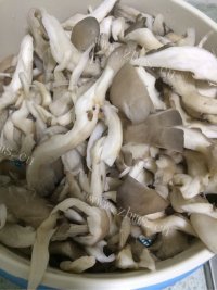 色香味浓的蘑菇炒肉做法图解1)