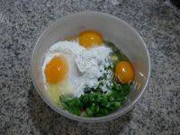 韭菜蟹柳鸡蛋饼做法图解4)