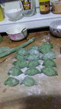 自制菠菜饺子做法图解6)