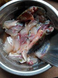 家常菜酸菜鱼做法图解3)