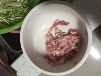家常芹芽肉丝做法图解3)