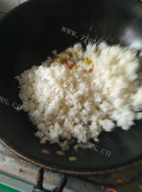 热腾腾的什锦炒饭做法图解8)