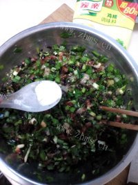 美味的韭菜虾仁水饺做法图解7)